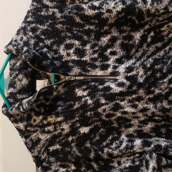 Livi Active ' Lane Bryant Pull Over - Picture 3 of 4